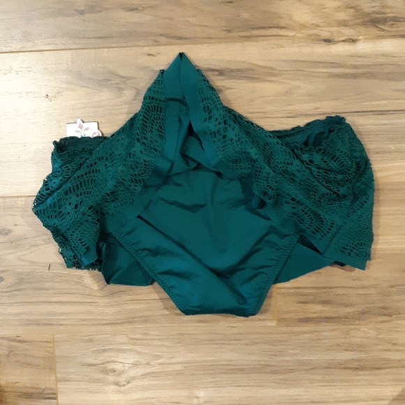 New Becca by Rebecca Virtue Crochet Bikini Bottom. - Picture 6 of 7